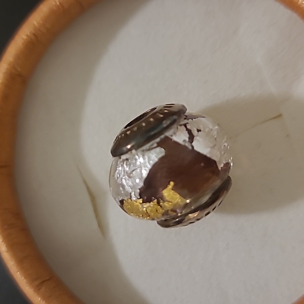 Charm with yellow and silver design - Picture 3 of 4